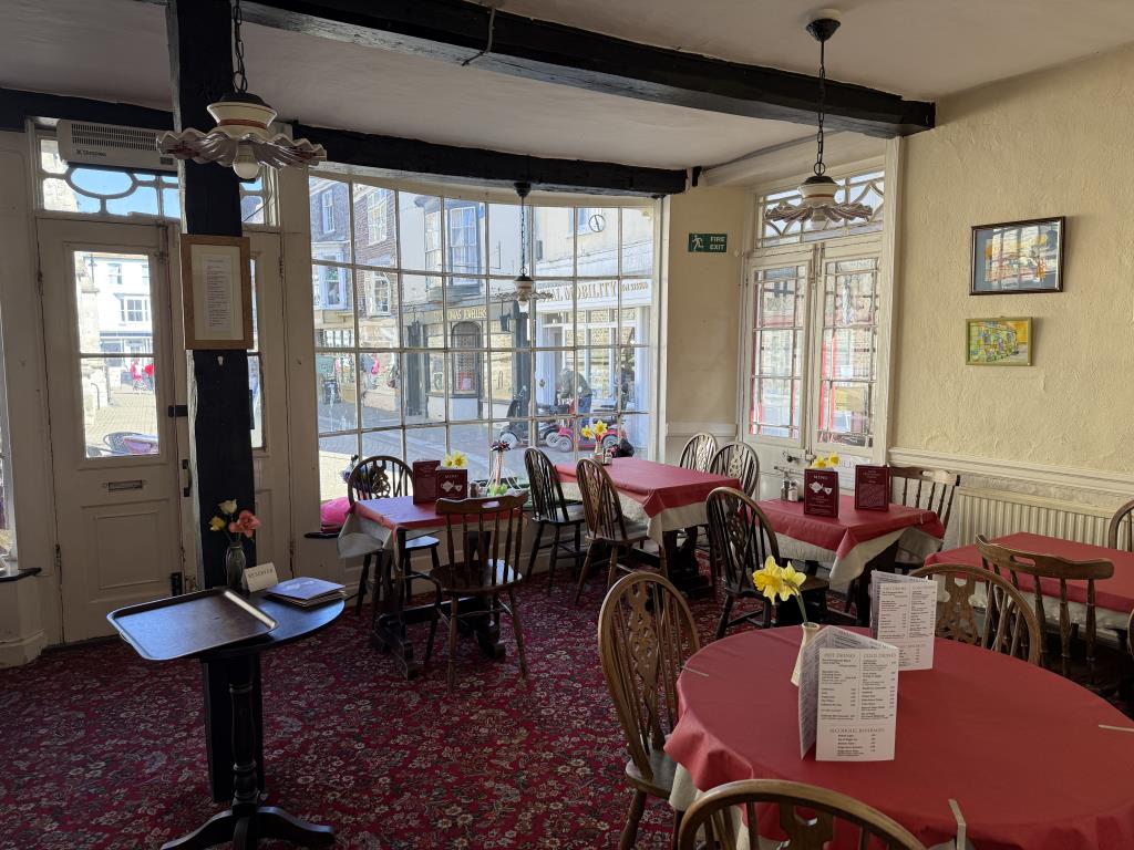 Lot: 30 - LANDMARK FREEHOLD TOWN CENTRE COMMERCIAL INVESTMENT - A Dining Area Fronting St Thomas Square